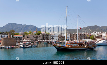 Un voilier dans le port de Kyrenia, également connu sous le nom de Girne, Chypre du Nord, Chypre, Europe Banque D'Images