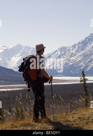 Randonneur profitant de la vue sur la vallée de la rivière Slims et Glacier Kaskawulsh, Saint Elias, Réserve de parc national Kluane et Reser Banque D'Images