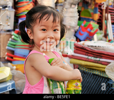 Petite fille au marché, Vinh Longh, Delta du Mékong, Vietnam, Asie Banque D'Images