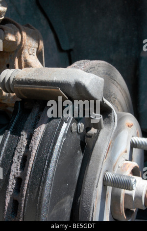 Nouvelles plaquettes (old rusty rotor) sur un disque de l'ensemble de frein sur une voiture de tourisme. Banque D'Images