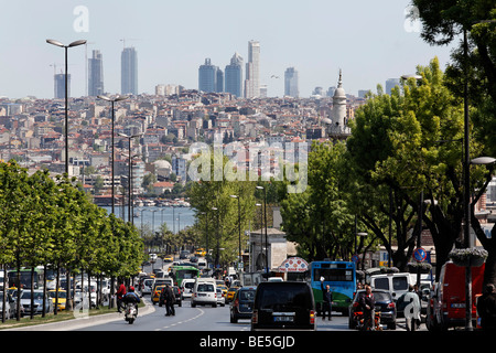 Donnant sur l'Ataturk Bulvari sur corne d'horizon et moderne avec des immeubles de grande hauteur, Istanbul, Turquie Banque D'Images