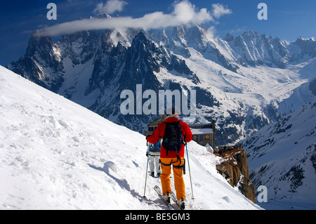 Un groupe de skieurs sur le chemin de la cabane de montagne refuge du Requin dans la Vallée Blanche, Chamonix, Haute-Savoie, France Banque D'Images