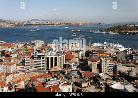 Vue panoramique depuis la tour de Galata sur les toits de Beyoglu sur le Bosphore et la corne, Beyoglu, Istanbul, Turquie Banque D'Images