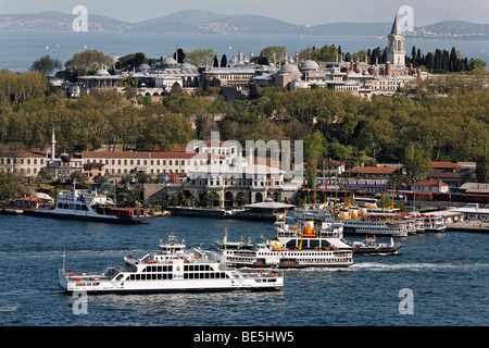 Le Palais de Topkapi et embarcadère Sarayburnu, vue depuis la tour de Galata Istanbul, Turquie Banque D'Images