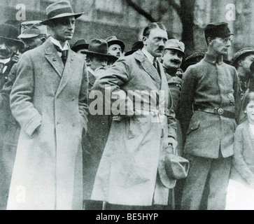 Alfred Rosenberg, Adolf Hitler, Christian Weber et le Dr Weber lors de l'inauguration d'un monument commémoratif de guerre du Canada le 4 novembre 1923 à Banque D'Images