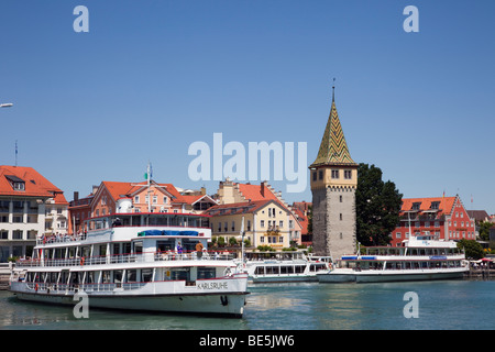 Ferry Port avec Mangturm tower et front de mer pittoresque sur le lac de Constance (Bodensee). Lindau, Bavière, Allemagne Banque D'Images