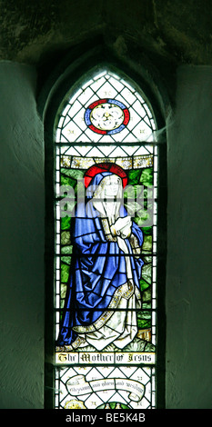 Un vitrail représentant Saint Marie, Mère de Jésus Christ, l'église All Saints Coleby, Lincolnshire Banque D'Images