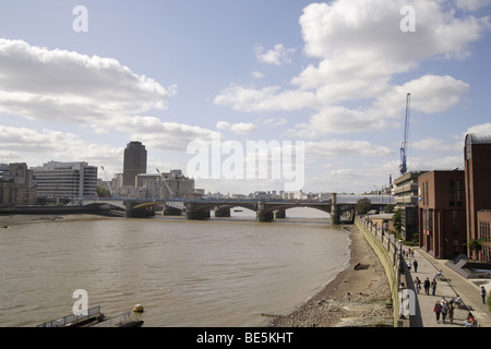 Tamise les personnes bénéficiant de sable à marée basse bankside en été.Le Tourisme Ville de London Life conservation southbank loisirs Banque D'Images