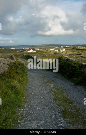 Route de campagne de base isolés, l'Inis Mor (Inismore) Island, les îles d'Aran, Co. de Galway, Irlande Banque D'Images