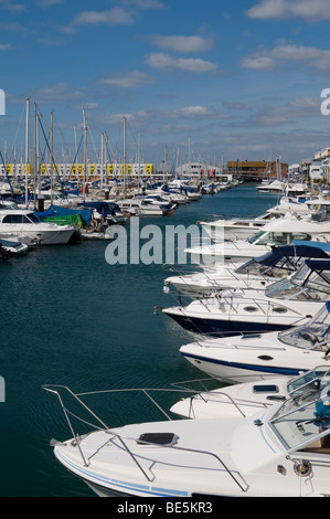 Bateaux amarrés à la marina de Brighton, Sussex, Angleterre. Banque D'Images