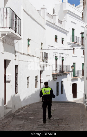 Policier espagnol de la Policia local dans une petite ruelle à Vejer de la Frontera, Andalousie, Espagne, Europe Banque D'Images