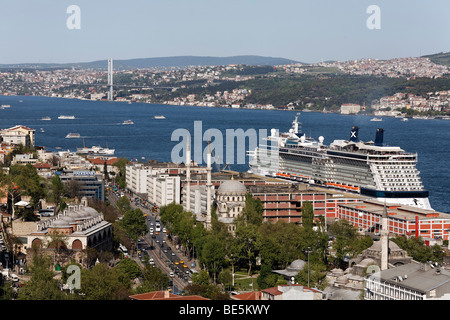 Vue sur les toits de Galatasaray sur le Bosphore, un grand bateau de croisière sur le quai de, de Tophane Istanbul, Turquie Banque D'Images