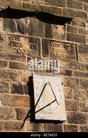 Royaume-uni, Angleterre, dans le Yorkshire, Haworth, Église Paroissiale, Richard Pollard 1726 cadran solaire sur tower Banque D'Images