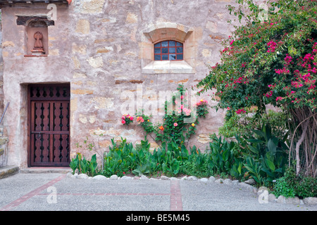 Jardins et cour à l'Carmel Mission. Carmel by the Sea, en Californie. Banque D'Images