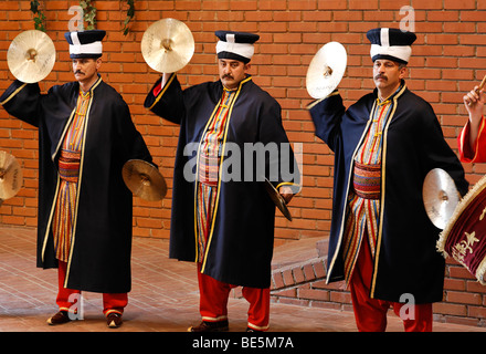 Musiciens costumés jouant des cymbales, chapelle historique, militaire Janitscharen Mehter Chapelle, la démonstration dans le musée militaire, Banque D'Images