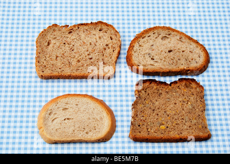 Les différentes tranches de pain sur une nappe blanche et bleue Banque D'Images