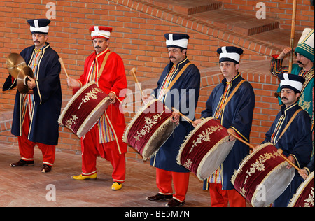 Batteurs de costumes historiques, militaires, Janitscharen Chapelle Chapelle Mehter, manifestation au musée militaire, l'Mues Banque D'Images