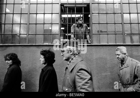 Un travailleur se penche par la fenêtre de la DK engineering travaille à Prague pendant la grève générale. Nov 1989 Prague. Czechoslovak Banque D'Images