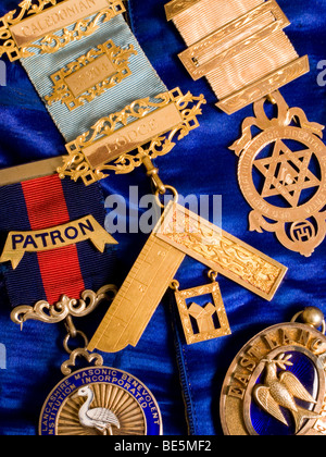 Collection de bijoux maçonnique avec un passé maître maçonnique bijou médaille à angle droit (équerre) au centre. Banque D'Images