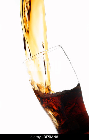 Cola est versé dans un verre Banque D'Images