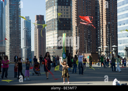 Des centaines de passionnés de tester les lois de la physique à l'assemblée annuelle, le quartier de la mode à New York Vol de cerf-volant Banque D'Images