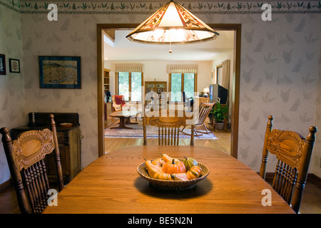 Vue de l'intérieur de la salle à manger dans une maison de banlieue chic. Banque D'Images