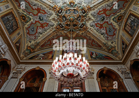 Plafond richement décoré avec un lustre, magnifique escalier, le Palais de Dolmabahce, palais du Sultan du 19ème siècle, Besi Banque D'Images