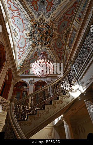 Escalier de cérémonie, plafond orné de lustres, le Palais de Dolmabahce, palais du Sultan du 19ème siècle, Besiktas, Banque D'Images