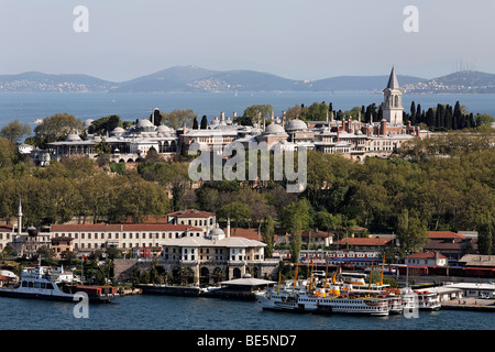 Le Palais de Topkapi et embarcadère Sarayburnu, vue depuis la tour de Galata, Istanbul, Turquie Banque D'Images