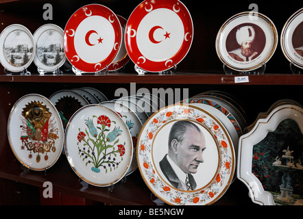 Rangée de plaques souvenirs turc, avec un portrait de Mustafa Kemal Atatuerk, le Palais de Dolmabahçe, Besiktas, Istanbul, Turquie Banque D'Images