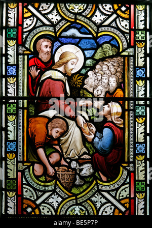 Vitrail représentant le ravitaillement des cinq mille, St John the Baptist Church, South Carlton, Lincolnshire Banque D'Images