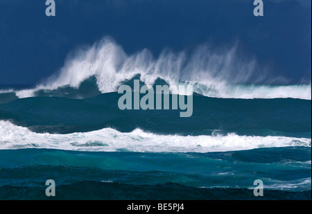 Les grandes vagues de tempête au large de la côte de Kauai. Hawaii. Banque D'Images