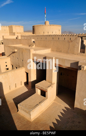 Fortification adobe historique Rustaq Fort ou château, Hajar al Gharbi Montagnes, Batinah Région, Sultanat d'Oman, l'Arabie, Middl Banque D'Images