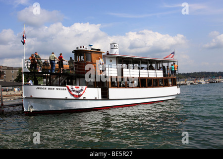 Les touristes de bateaux d'excursion du conseil de prendre une 1 heure tour de Skaneateles Lake, l'un des 7 lacs de doigt dans le nord de New York Banque D'Images