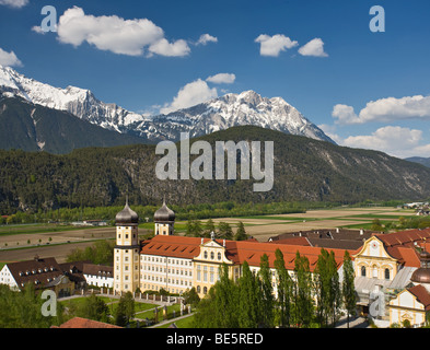 Monastère Stift Stams, abbaye cistercienne, Mt. Hohe Munde Mieminger, montagne, vallée, Tyrol, Autriche, Europe Banque D'Images