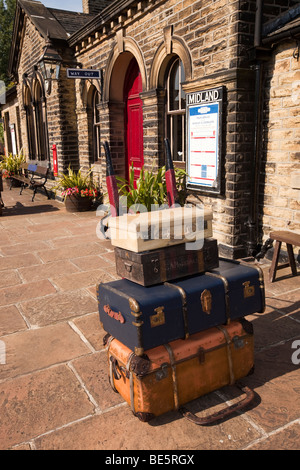 Royaume-uni, Angleterre, dans le Yorkshire, Keighley et Worth Valley Steam Railway, Oakworth Station, assurance sur sac chariot Banque D'Images