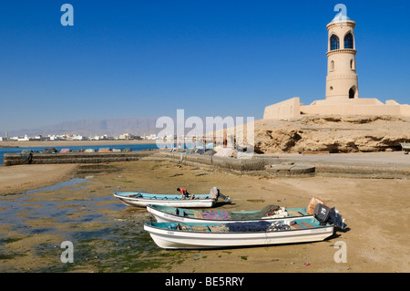 Bateau de pêche dans le port d'Al Ayjah, Sur, al région de Sharqiya, Sultanat d'Oman, l'Arabie, Moyen-Orient Banque D'Images