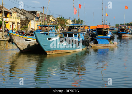 Bateaux de pêche dans le port de Hoi An, classé au Patrimoine Mondial de l'UNESCO, au Vietnam, en Asie Banque D'Images