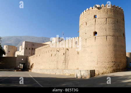 Fortification adobe historique Rustaq Fort ou château, Hajar al Gharbi Montagnes, Batinah Région, Sultanat d'Oman, l'Arabie, Middl Banque D'Images