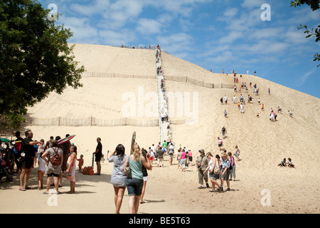 Les gens d'escalade sur la Dune du Pilat, Aquitaine, France Banque D'Images