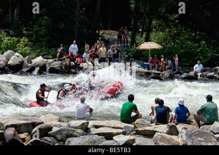 Spectateurs regardant le rafting sur la rivière Ocoee dans Polk County, Ohio Banque D'Images