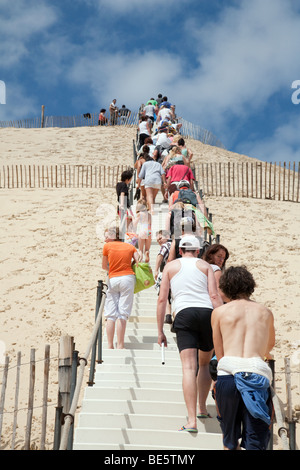 Les gens d'escalade sur la Dune du Pilat, Aquitaine, France Banque D'Images