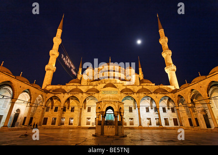 Mosquée Bleue, Sultan Ahmet Camii, illuminée, la nuit, la lune dans le ciel, Sultanahmet, Istanbul, Turquie Banque D'Images