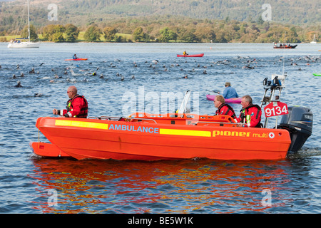 Les embarcations de sécurité sur le lac Windermere dans le Lake District pour le Grand Nord 2009 la nage, 1 km de natation de bienfaisance. Banque D'Images