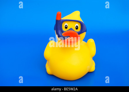 Canard en caoutchouc jaune avec un masque de plongée, image symbolique pour les vacances, plongée, locations de matériel Banque D'Images