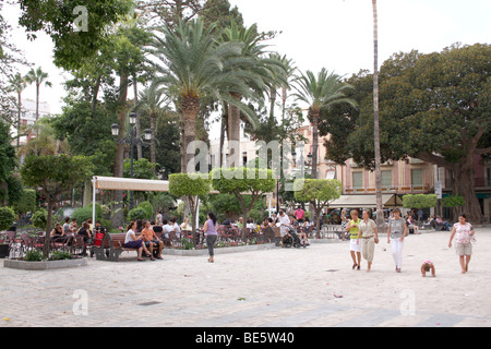 Se détendre lors d'une place pittoresque, Aguilas, Murcia, Espagne. Banque D'Images