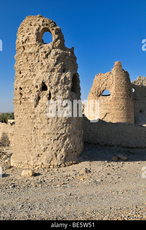 Adobe historique, tour de guet de fortification ou Château Fort Izki, Dakhliyah Région, Sultanat d'Oman, l'Arabie, Moyen-Orient Banque D'Images