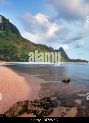 Tunnels Beach et Bali Hai à marée basse. Kauai, Hawaii Banque D'Images