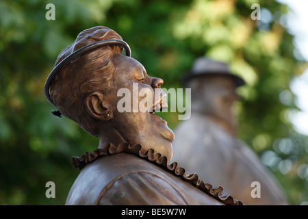 Bronze sculptures de Manfred Deix en face de la caricature Karikaturmuseum museum, l'art de mille dans la région de Wachau, Krems, au plus bas Banque D'Images