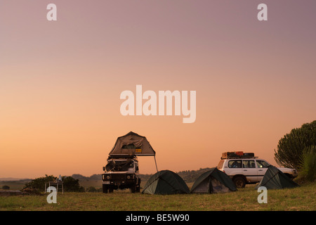 Tentes et véhicules dans un camping dans le Parc National de Kidepo Valley dans le nord de l'Ouganda. Banque D'Images
